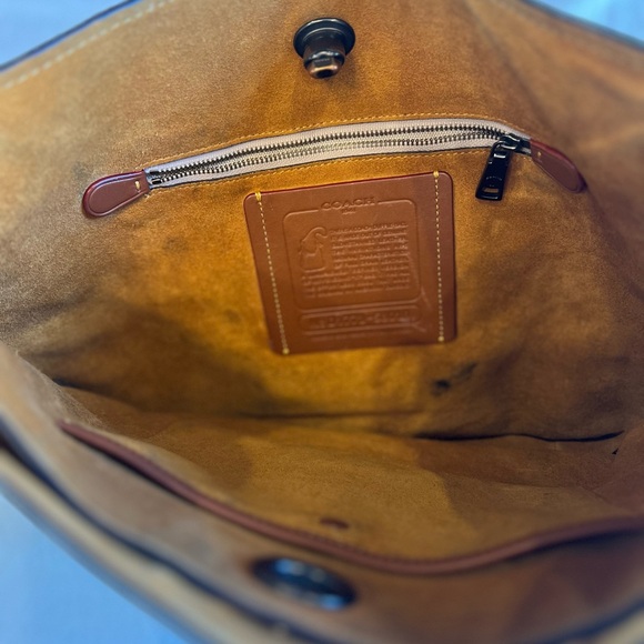 Elegant Coach Crossbody Bag crafted from high-quality pebbled leather. - Picture 4 of 4